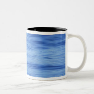 Haifischschwimmen im Ozeanwasser Zweifarbige Tasse