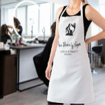 Hair Salon Logo elegant weiß und schwarz Mitarbeit Schürze<br><div class="desc">Einfache berufliche Schürze-Vorlage für Friseursalon,  Schönheitshaare,  Friseur-Wellness-Center,  Schönheitssalon,  Makeup-Künstler,  Kosmetologe mit schwarzer Silhouette (Sie können sie durch Ihr Logo ersetzen!),  Salon,  Mitarbeitername und Titel auf einem soliden,  weißen Hintergrund.</div>