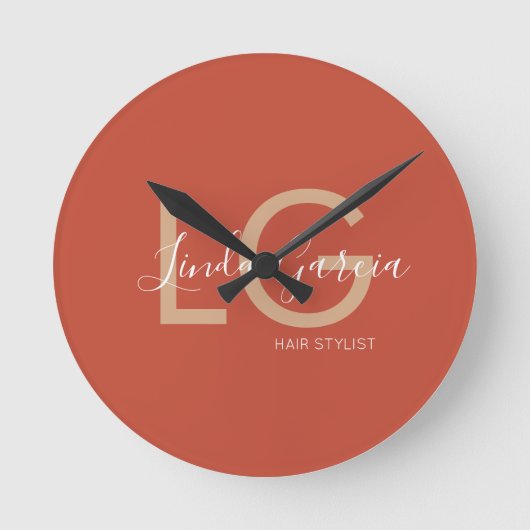 Hair Stylist Burnt Orange Beige Mit Monogramm Runde Wanduhr (Vorderseite)