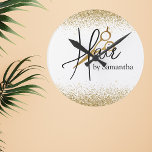 Hair Stylist Gold Personalisierte Schere Runde Wanduhr<br><div class="desc">Dieses Design entstand durch digitale Kunst. Es kann in dem vorgesehenen Bereich personalisiert sein. Kontaktieren Sie mich unter colorflowcreations@gmail.com wenn Sie dieses Design auf einem anderen Produkt haben möchten, Hilfe beim Design benötigen oder eine spezielle Anfrage haben möchten. Kaufen Sie meine originale abstrakte Acrylmalerei zum Verkauf unter www.etsy.com/shop/colorflowart. Sehen Sie...</div>