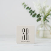 Hair stylist modern beige gray monogram initials quadratische visitenkarte (Stehend Vorderseite)