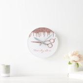 Hair Stylist Rose Gold Tropfen Glitzer Scheren Runde Wanduhr (Zuhause)