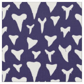 Haiszähne auf Navy Blue Stoff (Nahaufnahme)