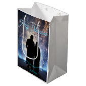 Hajj Mubarak Personalized gift  For Hajj Mittlere Geschenktüte (Vorderseite Schrägansicht)