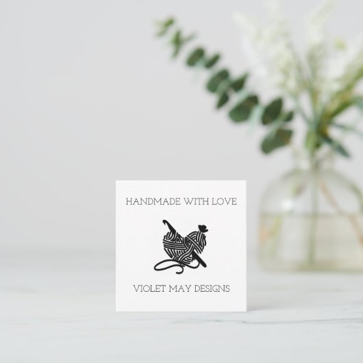 Häkelgarn und Garnherz Handgefertigt mit Liebe Quadratische Visitenkarte (Stehend Vorderseite)