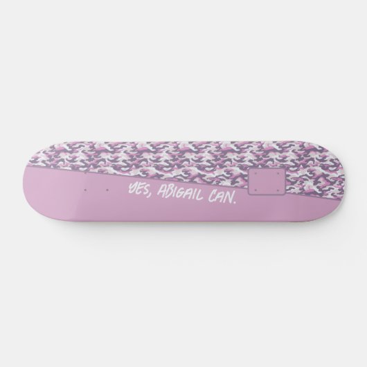 Halb Tarnfarbe Grau und Rosa Ihr Text Skateboard (Horizontal)