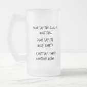 halb volles halb leeres des mattierten Zitats der Mattglas Bierglas (Links)