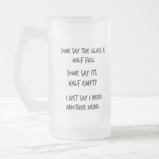 halb volles halb leeres des mattierten Zitats der Mattglas Bierglas