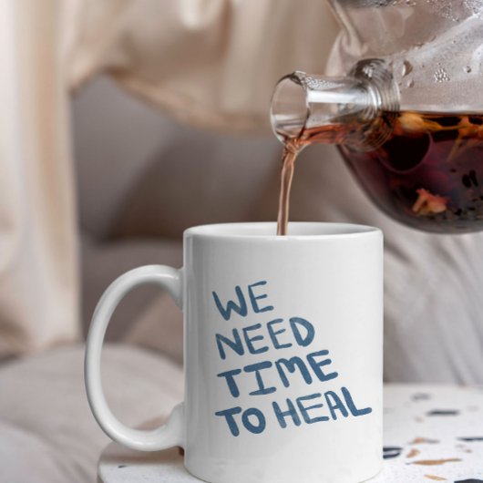 Halbdunkelblaue Heilungsmeldung mit Buchstabenschr Jumbo-Tasse