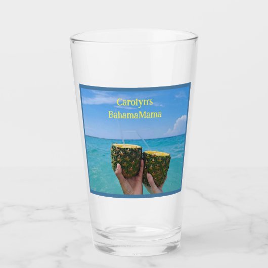 Halbe Ananas mit Punch am Strand Glas (Vorderseite)