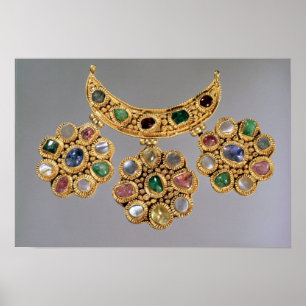 Halbmondförmige Halskette mit Anhängern Poster