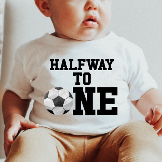 Halbpension für einen Fußball-Ball-Sport Baby T-shirt