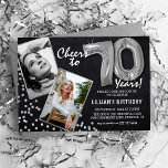 Halbpension Silver Balloons 2 Foto 70. Geburtstag Einladung<br><div class="desc">Feiern Sie den Meilenstein des Eintritts in den herrlichen 70er mit diesen einzigartigen "Chalkboard Silver Balloons 70. Geburtstag Einladungen". Angereichert mit einem rustikalen Chalkboard-Hintergrund und schimmernden Imitaten, die silbernen Glitzer Flecks, laden diese zu Vintagem Charme und moderner Eleganz ein. Laden Sie ein Foto des Geburtstagssterns hoch und passen Sie die...</div>
