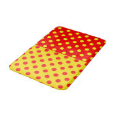 Halbrotes Polka-Dots-Design Badematte (Schrägansicht)