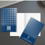 Halbton Muster Blau Weißes Kleinunternehmen Planer<br><div class="desc">Die Blauer White Business Planner Vorlage ist Teil der Blue Business Card Designs & Marketing Items Collection. Es hat eine stilvolle tiefblaue Abdeckung mit einem weißen Halbtonmuster-Overlay. Fügen Sie Ihr Logo, das Jahr und das Motto des Jahres auf die Titelseite ein. Auf der Rückseite ist Platz zum Hinzufügen von QR-Codedetails...</div>