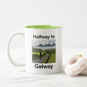 Halbwegs nach Galway Roadtrip-Reise Zweifarbige Tasse