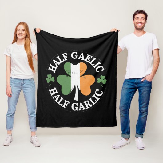 Half Gaelic Half Knolic Irish Italian St Patricks Fleecedecke (Beispiel)