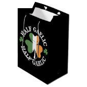 Half Gaelic Half Knolic Irish Italian St Patricks Mittlere Geschenktüte (Vorderseite Schrägansicht)