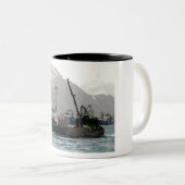 Half Moon Bay, Schleppnetzfischer im Zweifarbige Tasse (VorderseiteRechts)