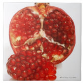 Hälfte ein reifer Granatapfelschnitt, zum das Fliese (Vorderseite)