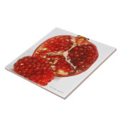 Hälfte ein reifer Granatapfelschnitt, zum das Fliese (Seite)