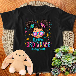 Hallo 3. Klasse Messy Hair Bun Girl Zurück zur Sch T-Shirt