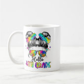 Hallo 4. Klasse Unordentliches Haar-Bun-Mädchen Zu Kaffeetasse (Links)