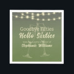 Hallo 60er Sommer Backyard 60th Birthday Party Serviette<br><div class="desc">Feiern Sie einen gut verdienten 60. Geburtstag mit unseren "Goodbye Fifties Hello Sixties" Einladungen, die die Freude eines Party im Abend des Sommers widerspiegeln sollen. Die Karte zeichnet sich durch einen Farbverlauf von Abend, Dunkelheit und Grüntönen aus, beleuchtet durch Saitenlichter und Cocktailbrillen und schafft so ein angenehmes und festliches Ambiente....</div>
