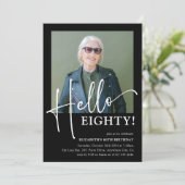 Hallo ACHHTY! Minimal 80. Geburtstagsparty Einladung (Stehend Vorderseite)