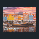 Hallo aus Kopenhagen, Dänemark Postkarte<br><div class="desc">Diese lebendige Postkarte zeigt ein Foto eines schönen Sonnenuntergangs über Kopenhagen,  Dänemark. Diese wunderbare Postkarte wäre ideal für Freunde,  Familie und Kollegen.</div>