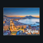 Hallo aus Neapel, Italien Postkarte<br><div class="desc">Diese landschaftliche Postkarte zeigt ein Foto der wunderschönen Stadt Neapel,  Italien,  bei Sonnenuntergang. Diese schöne Postkarte wäre ideal für Freunde,  Familie und Mitarbeiter.</div>