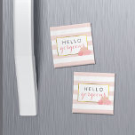 Hallo Gorgeous Magnet | Rosa Streifen und Rosa Peo<br><div class="desc">Hallo wunderschön! Der Kühlschrankmagnet ist mit einem zarten Hintergrund aus rosa Streifen,  einem goldenen Imitat und einer Gruppe von Pfingsten in hübschen Farbtönen gestaltet. Koordiniert mit unseren Einladungssuiten Pink Stripe & Blush Peony,  Büromaterial,  Zuhause und Zubehör. Text ist vollständig anpassbar.</div>