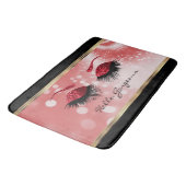 Hallo Gorgeous - Schöne Augenbrauen mit Rot Badematte (Schrägansicht)