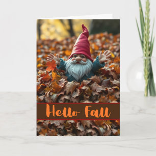 Hallo Herbst-Gnom im Haufen Herbstlaub Karte