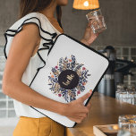 Hallo Herbst Laptopschutzhülle<br><div class="desc">Die Abbildung ist mit Aquarellen und Gouache auf Papier gemacht. Indigo-, Ocker- und Orangenblumen und Blume mit handgeschriebenem goldenen hallo in der Mitte.</div>