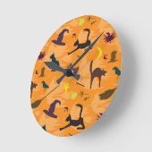 Hallo Hexe - nahtloses Halloween-Muster. Runde Wanduhr (Winkel)
