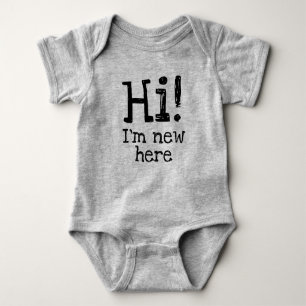 Hallo! Ich bin neu hier Funny Zitat in Black Schri Baby Strampler