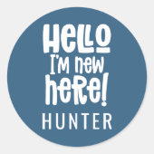 Hallo, ich bin neu hier moderne Geburtsankündigung Runder Aufkleber (Vorderseite)