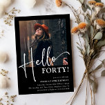 Hallo! Minimal 40. Geburtstag Party Einladung<br><div class="desc">Machen Sie Ihren Liebsten den 40. Geburtstag zu einem unvergesslichen Fest mit unserer Hello FORTY minimalen Design-Party Einladung. Mit nur wenigen Klicks können Sie ihr Foto hinzufügen,  die Vorlage Ihren Ereignisdetails anpassen und ein einmaliges Party erstellen,  das garantiert beeindrucken kann</div>