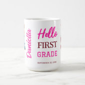 Hallo niedlicher Teddybär der ersten Klasse in der Kaffeetasse (Mittel)