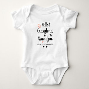 Hallo Oma und Opa Pregnancy Reveal Baby Strampler