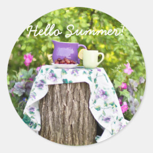 Hallo Sommer Tee und Pflaumen im Garten Runder Aufkleber