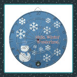 Hallo, Winter Wonderland Dartscheibe<br><div class="desc">Ein Slice of Life and Delight präsentiert ein Wonderland-Dartboard mit einem Schneemann,  der mit weißen Schneeflocken,  rosa Schrift und einer blauen Kulisse dekoriert ist. Das Dart-Board des Schneemanns verfügt auch über einen blauen Hut und Schal.</div>