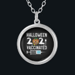 Halloween 2021 geimpftes Sonnenkostüm Versilberte Kette<br><div class="desc">Halloween 2021 geimpftes Sonnenkostüm, Impfstoff, halloween, 2021, Geschenk, Ideen, beängstigend, Kürbis, Geburtstag, halloween trick oder treat, spooky, Horror, Zombie, schwarz, Geist, Trick oder behandeln, Hexe, Schädel, Spaß, Vintag, Rettro, Geschenke</div>