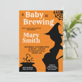 Halloween A Baby Brewing Baby Shower Einladung (Stehend Vorderseite)
