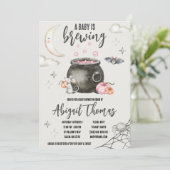 Halloween A Baby Brewing Baby Shower Einladung (Stehend Vorderseite)