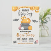 Halloween A Baby Brewing Baby Shower Einladung (Stehend Vorderseite)