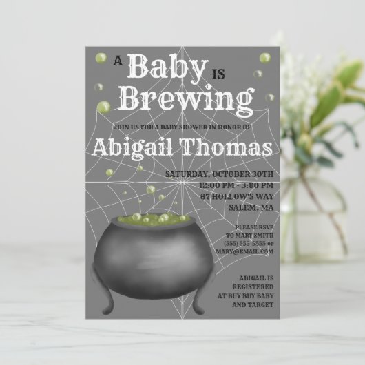 Halloween A Baby Brewing Baby Shower Einladung (Stehend Vorderseite)