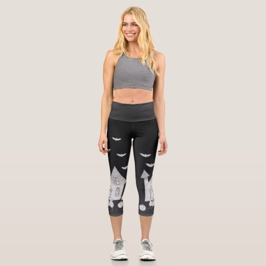 Halloween-Abend mit Spuk Haus, Fledermäusen, Kürbi Capri Leggings (Vorderseite)