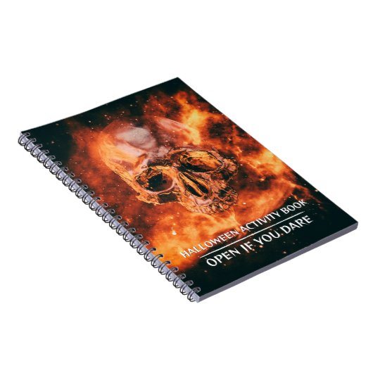 Halloween Activity Book. Flaming skull in space Notizblock (Rechte Seite)